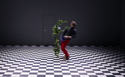 Portrait d&rsquo;Etienne Saglio, figure majeure de la magie nouvelle