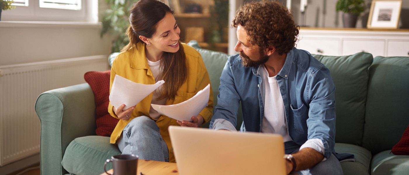 couple discutant sur une projet d'assurance vie/Epargne devant un laptop