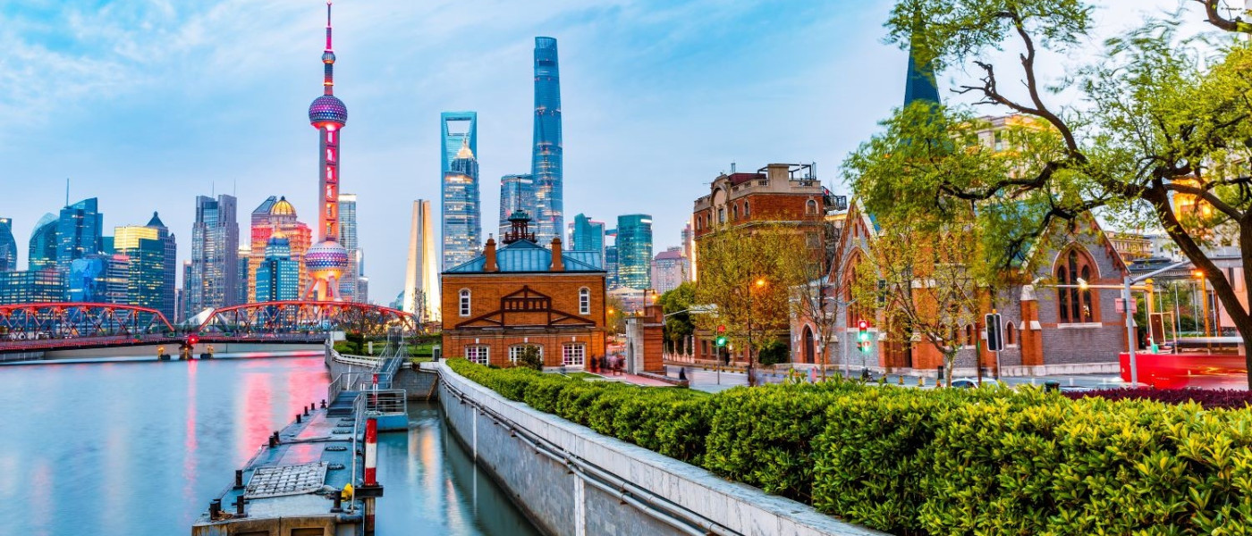 Shanghai vu de quai juxtaposition d'architecture moderne et historique style Européen