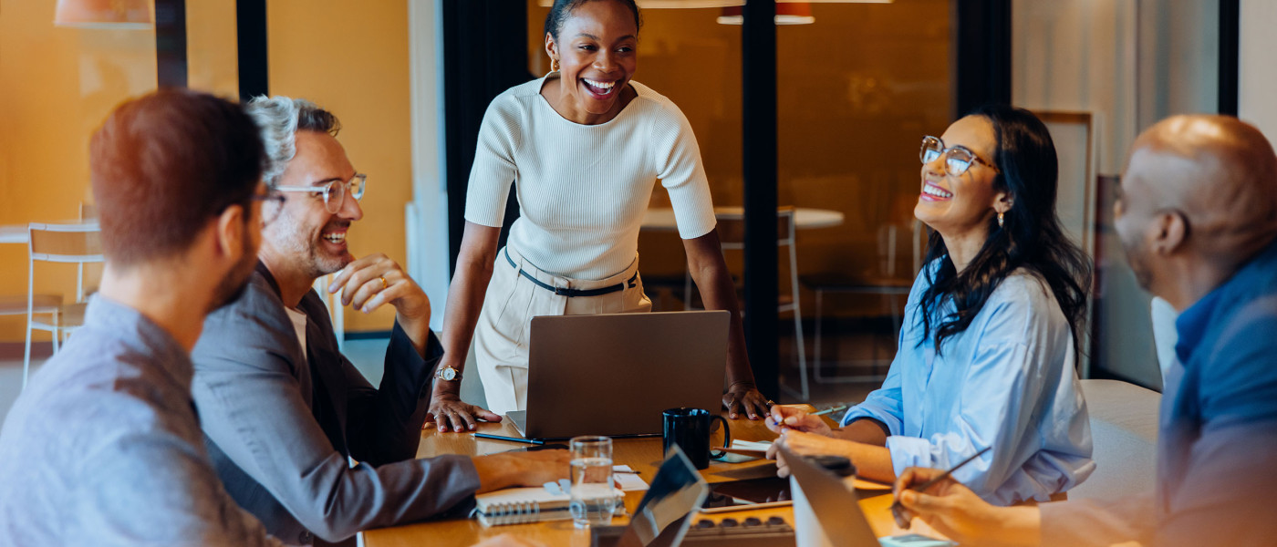 Equipe multiethnique  discutant autour d'un bureau