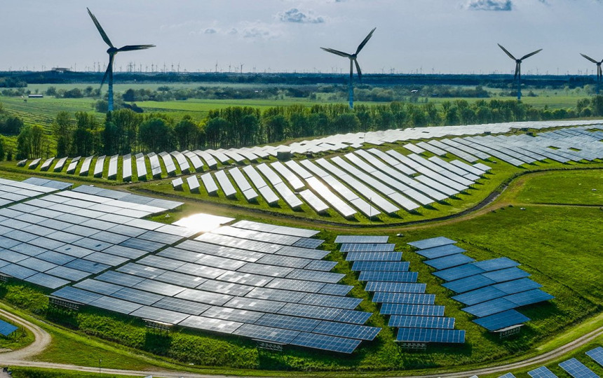 panneaux solaires et éoliennes pour illustrer les engagements chiffrés de BNP Paribas