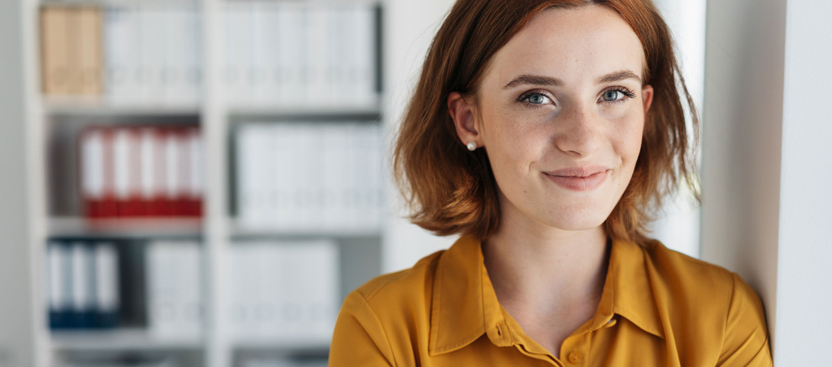 jeune femmes d'affaires souriante
