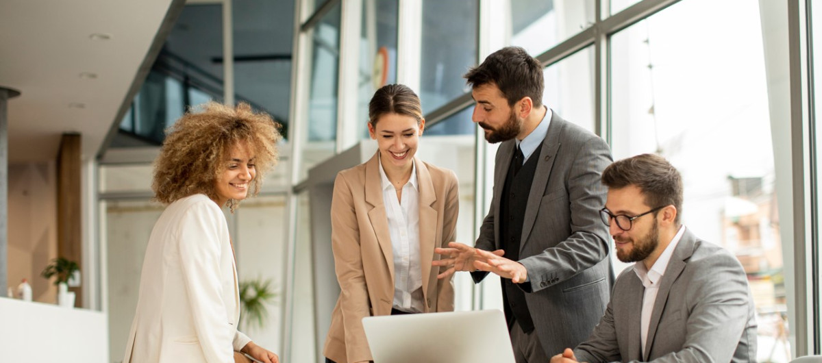 quatre personnes qui travaillent dans un bureau
