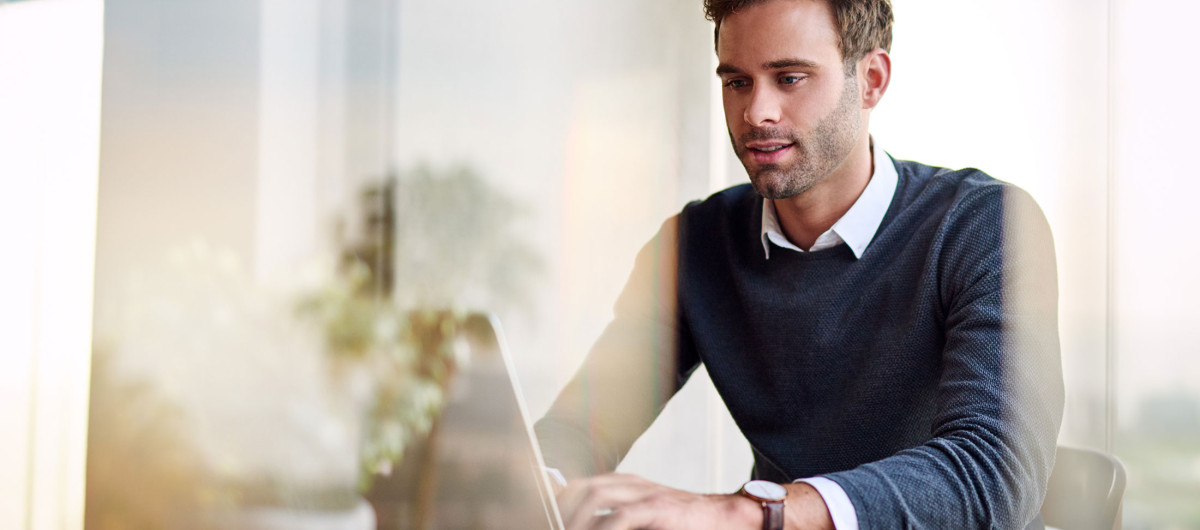 Employé homme travaillant sur un ordinateur portable