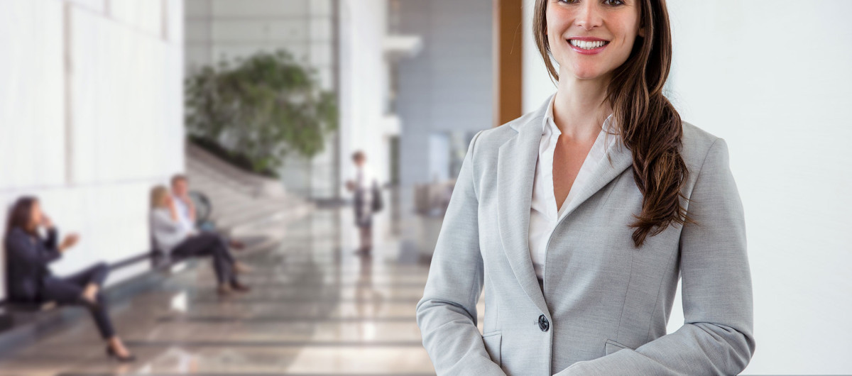 Femme d'affaires souriante