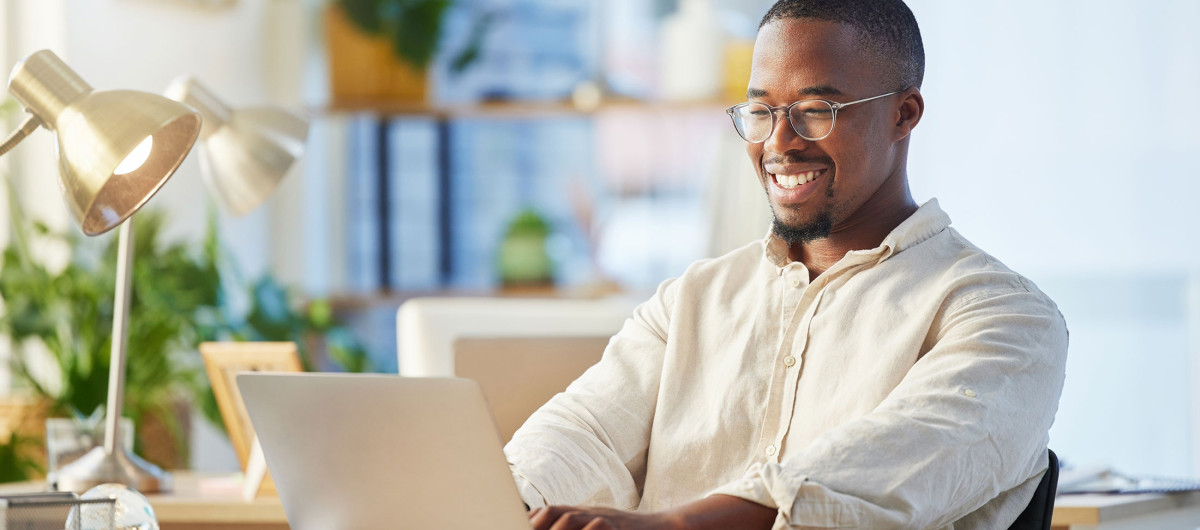homme travaillant sur un ordinateur dans un bureau