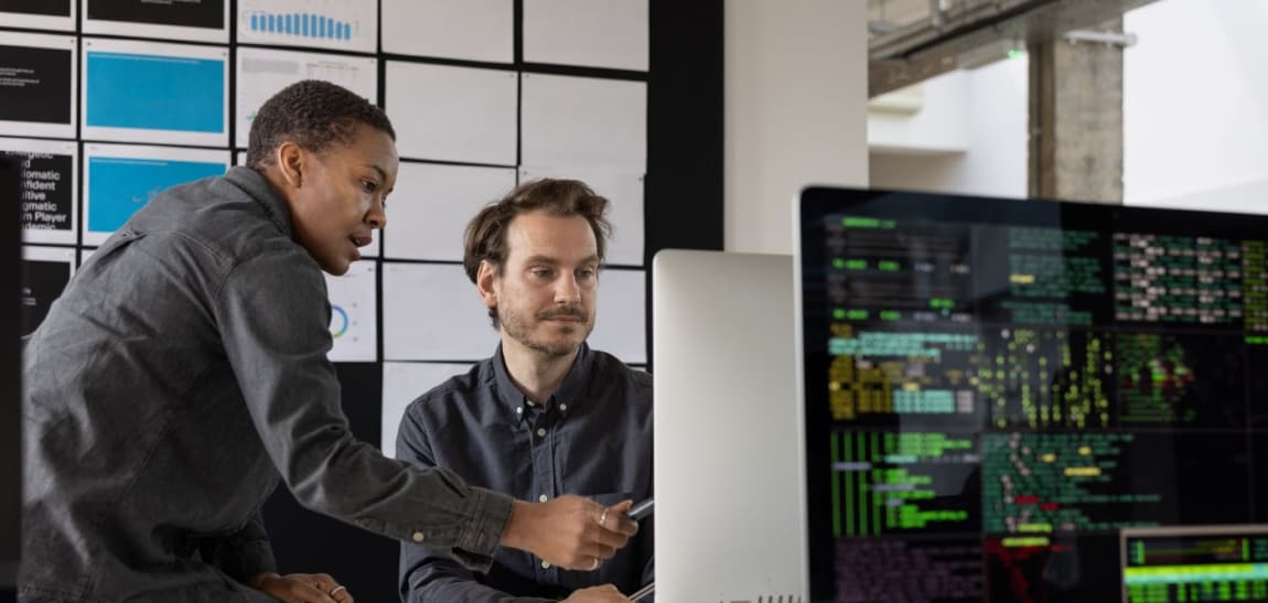 Des codeurs travaillant ensemble sur un ordinateur de bureau