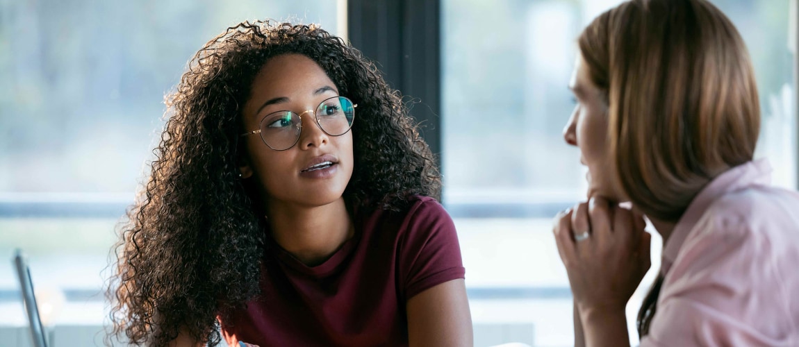 Deux femmes parlant dans un bureau