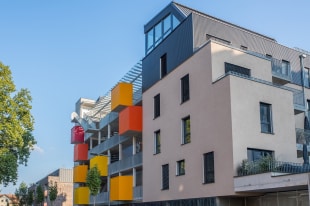 Le premier immeuble solidaire dans lequel l'association Familles Solidaires -accompagnée par BNP Paribas Asset Management - a créé deux colocations pour personnes atteintes de lésions cérébrales irréversibles.