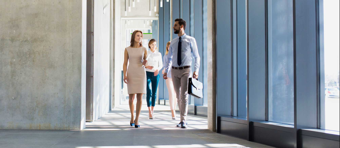 Employés marchant dans les couloirs d'une entreprise