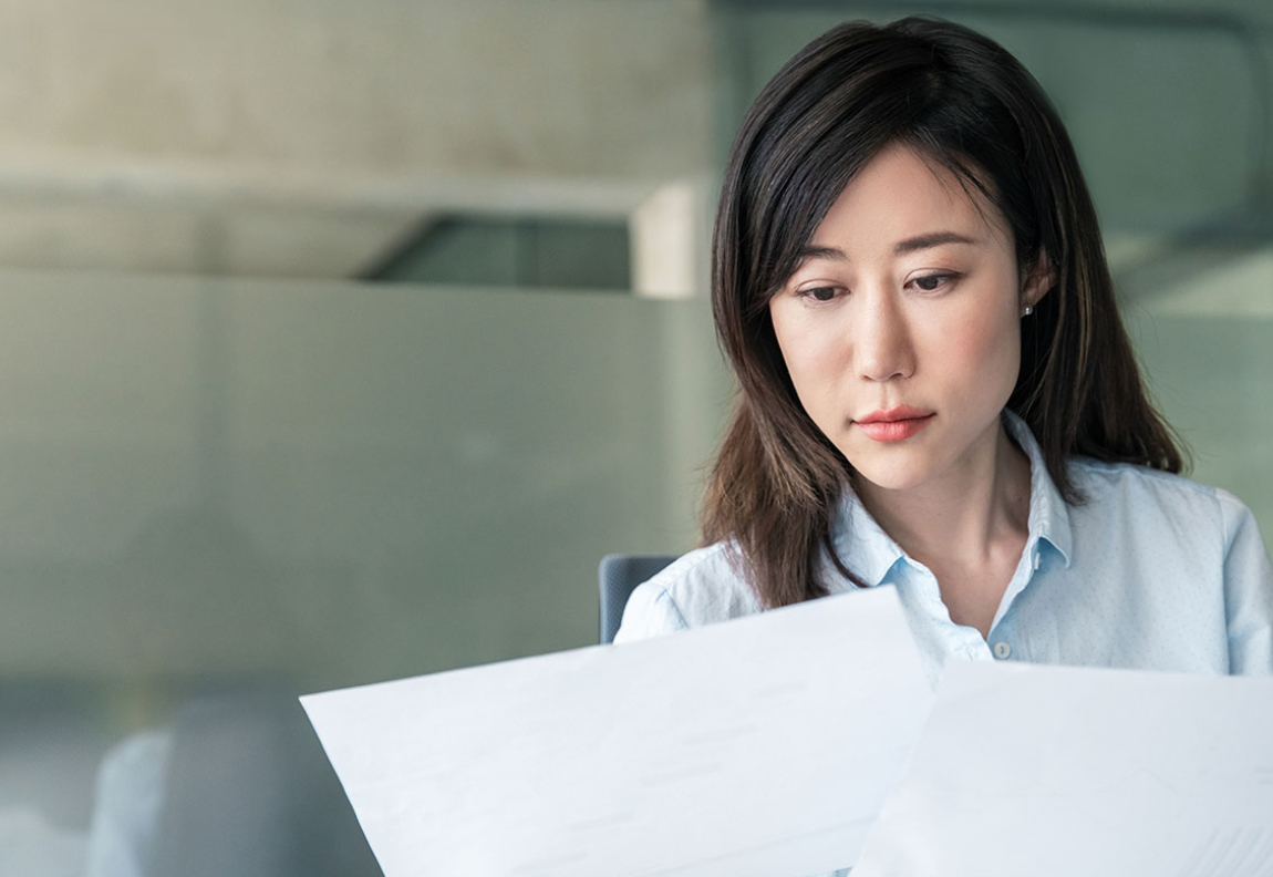 Jeune femme asiatique travaillant sur un ordinateur portable