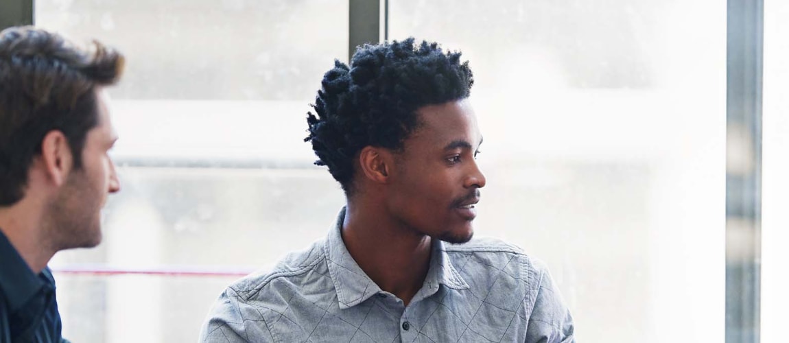 Planification, travail d’équipe et mentorat avec des gens d’affaires lors de réunions pour la stratégie, la gestion de projet ou la création. Entrepreneur, brainstorming et diversité avec un employé en startup pour la collaboration en design.