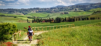Randonneurs à vélo dans la campagne toscane, Italie