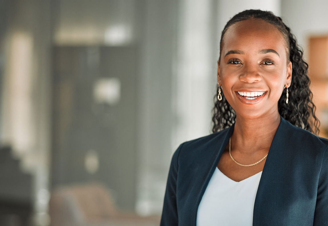 Portrait d'une femme avec une tablette dans un bureau