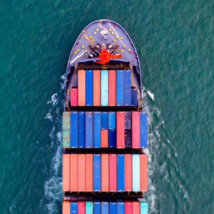 Vue de bateau cargo containers sur mer; Logistique international import, export