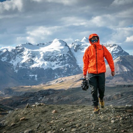 Craig Leeson avec camera en montagne