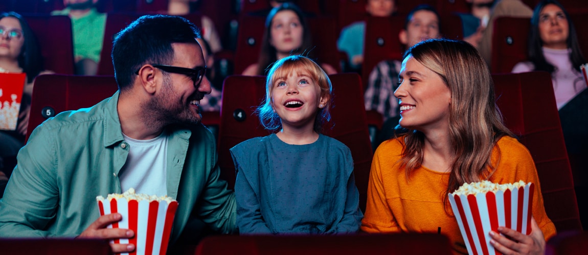 Famille dans une salle de cinéma