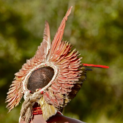 Courronne de plumes rouges portée par un Amerindien