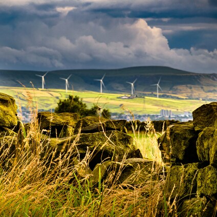 Turbines à vent, Lancashire, UK, mur de pierre sèche, nuages et verdure