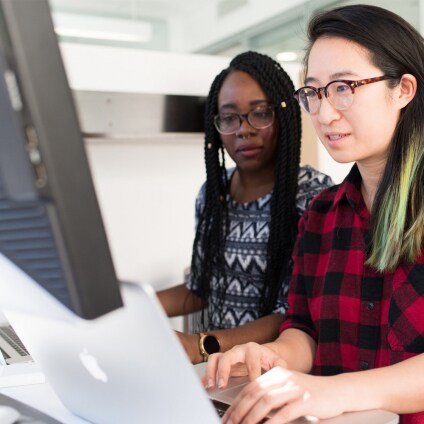 2 jeunes femmes devant un ordinateur