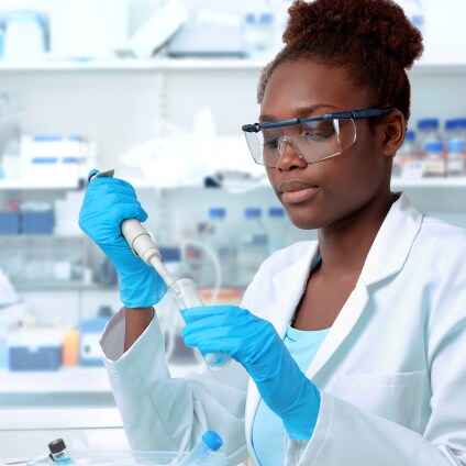 Femme scientifique dans son laboratoire