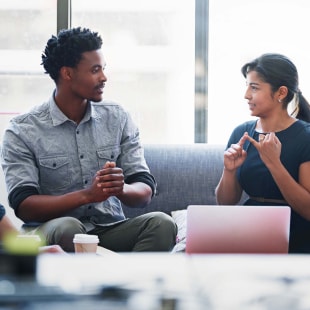 Planification, travail d’équipe et mentorat avec des gens d’affaires lors de réunions pour la stratégie, la gestion de projet ou la création. Entrepreneur, brainstorming et diversité avec un employé en startup pour la collaboration en design.