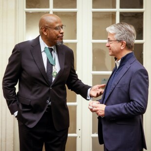 Forest Whitaker et Jean-Laurent Bonnafé, Directeur général et Administrateur de BNP Paribas, discutant lors de la signature du partenariat entre BNP Paribas et l'Initiative pour la Paix et le Développement, le 14 décembre 2018.