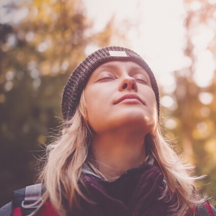 Jeune femme regardant vers le ciel