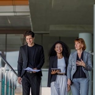 Groupe d'employés discutant autour d'une tablette