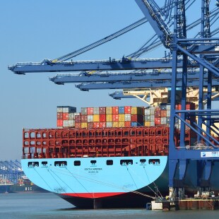 Container en chargement dans le port de Felixstowe