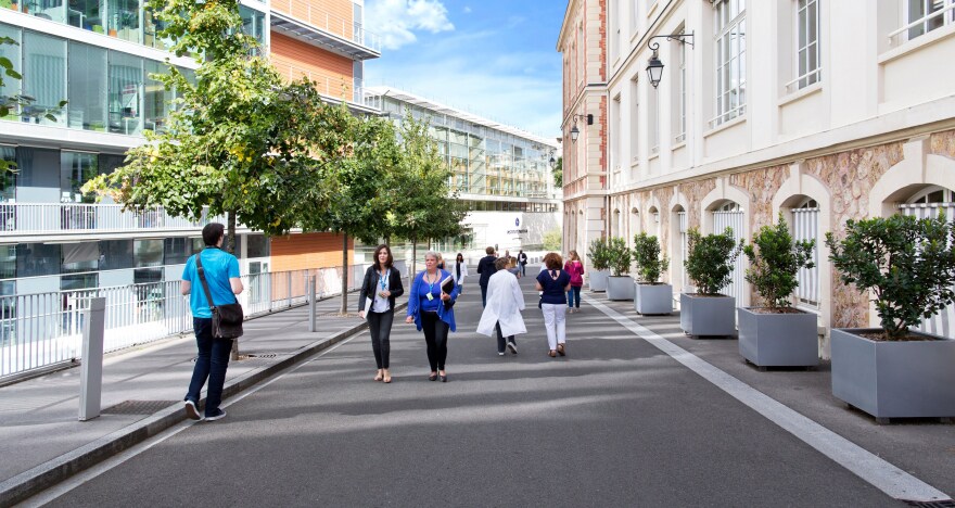 Allée entre le Centre François Jacob et l'aile Bertrand