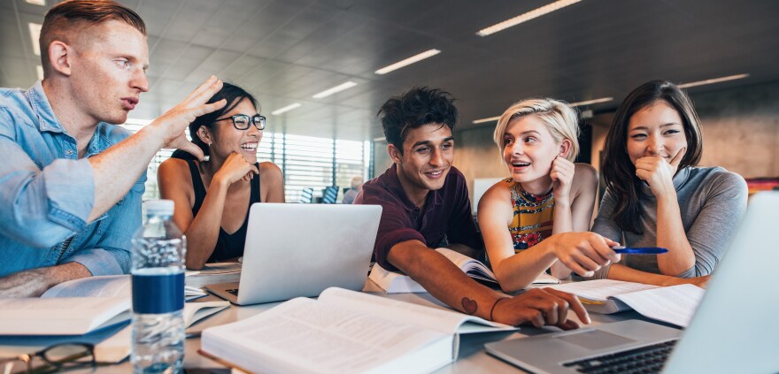 étudiants travaillant ensemble sur un projet académique