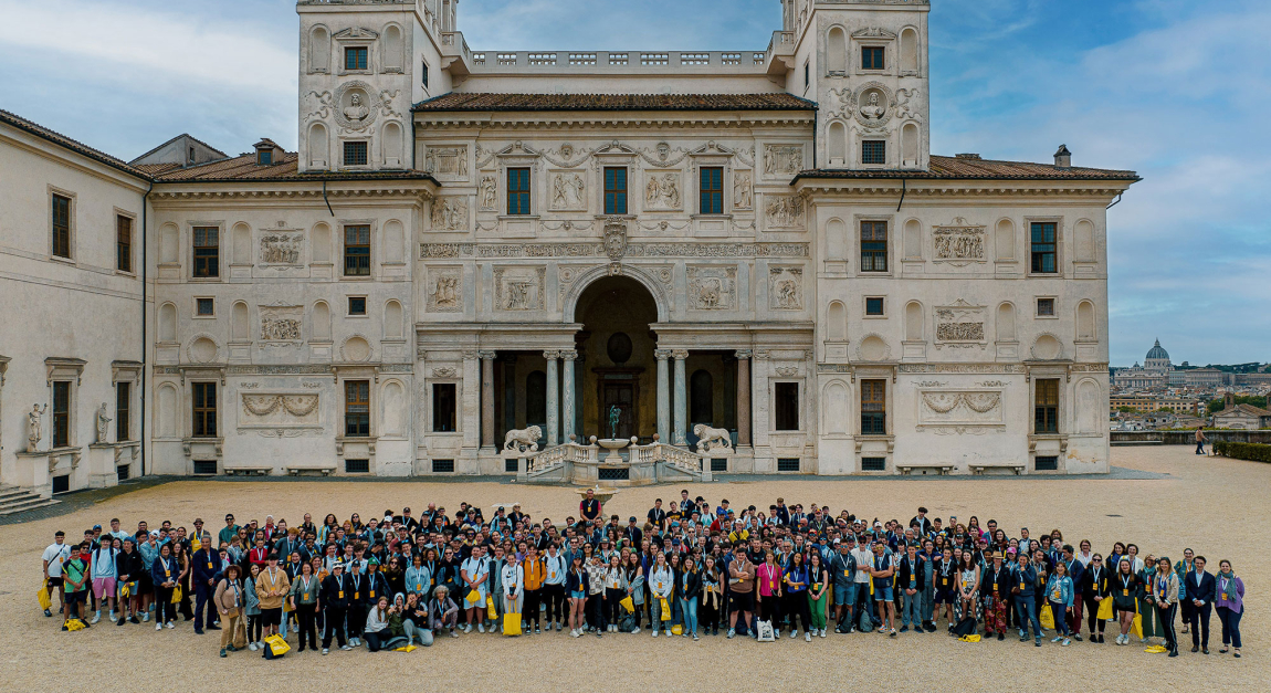Photo de groupe des élèves devant la Villa Medicis