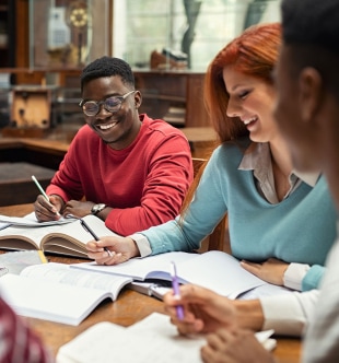 Etudiants en travail de groupe