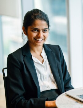 Une femme indienne discute avec une collègue