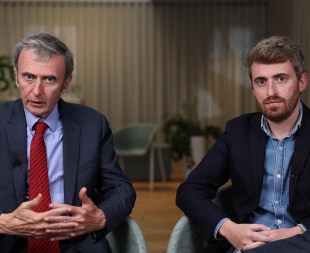 A gauche, Brice Teinturier (Directeur général délégué d’Ipsos) et à droite Grégoire Lusson (Coordinateur Experts ESG au sein du NEST).