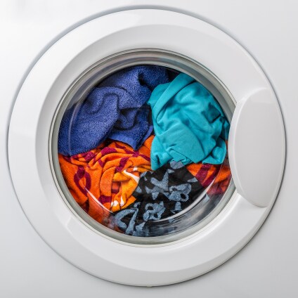 hublot de machine à laver avec vêtements colorés