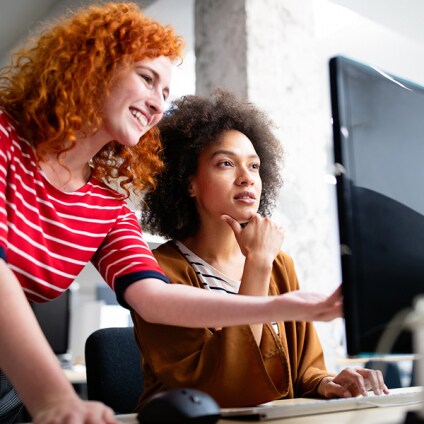 2 femmes ingénieures informatiques derrière un écran d'ordinateur