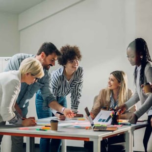 Équipe d’affaires en réunion dans un bureau moderne et lumineux