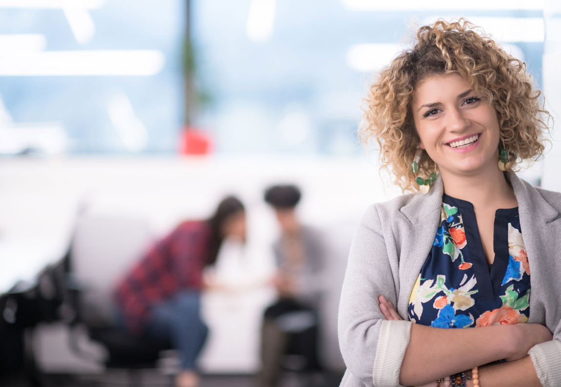 Portrait d'une femme dns un bureau
