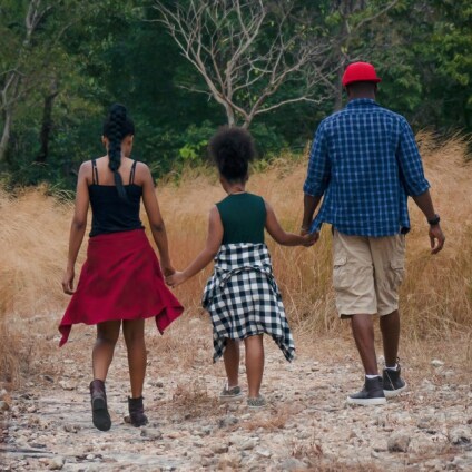 famille marchant sur un chemin vers les bois