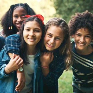 Des enfants en colonie de vacances qui sont devevus amis