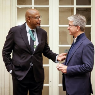 Forest Whitaker and Jean-Laurent Bonnafé chatting at the signing of the partnership between the WPDI and BNP Paribas, on December 14, 2018.