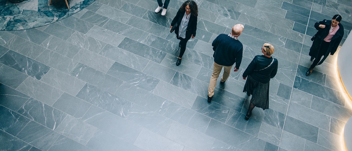 des personnes qui marchent