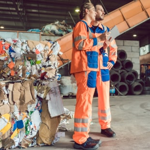 Ouvriers dans une usine de recyclage de matières colorés