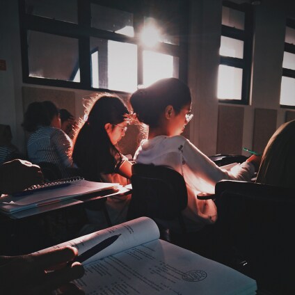Jeunes femmes à l'école