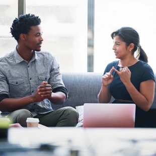 Planification, travail d’équipe et mentorat avec des gens d’affaires lors de réunions pour la stratégie, la gestion de projet ou la création. Entrepreneur, brainstorming et diversité avec un employé en startup pour la collaboration en design.