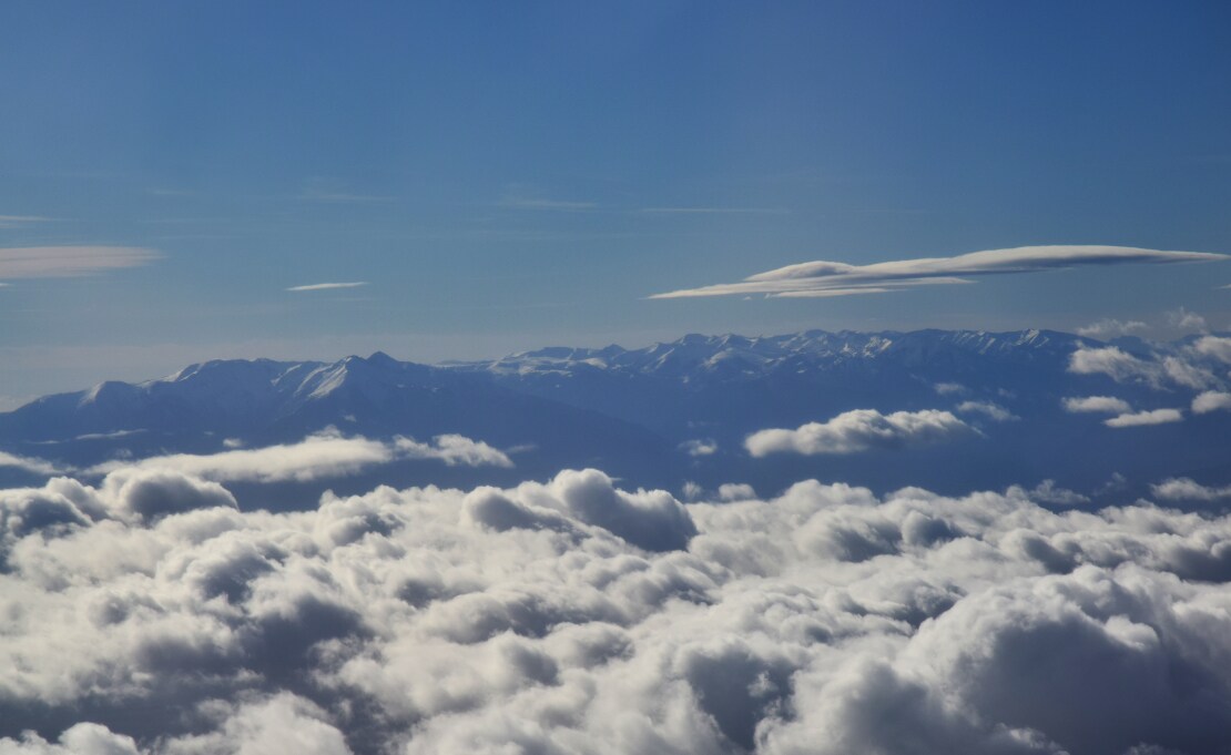 Nuages et aile d'avion vus en plein vol par le hublot