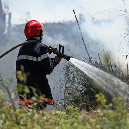 pompier qui éteint un feu