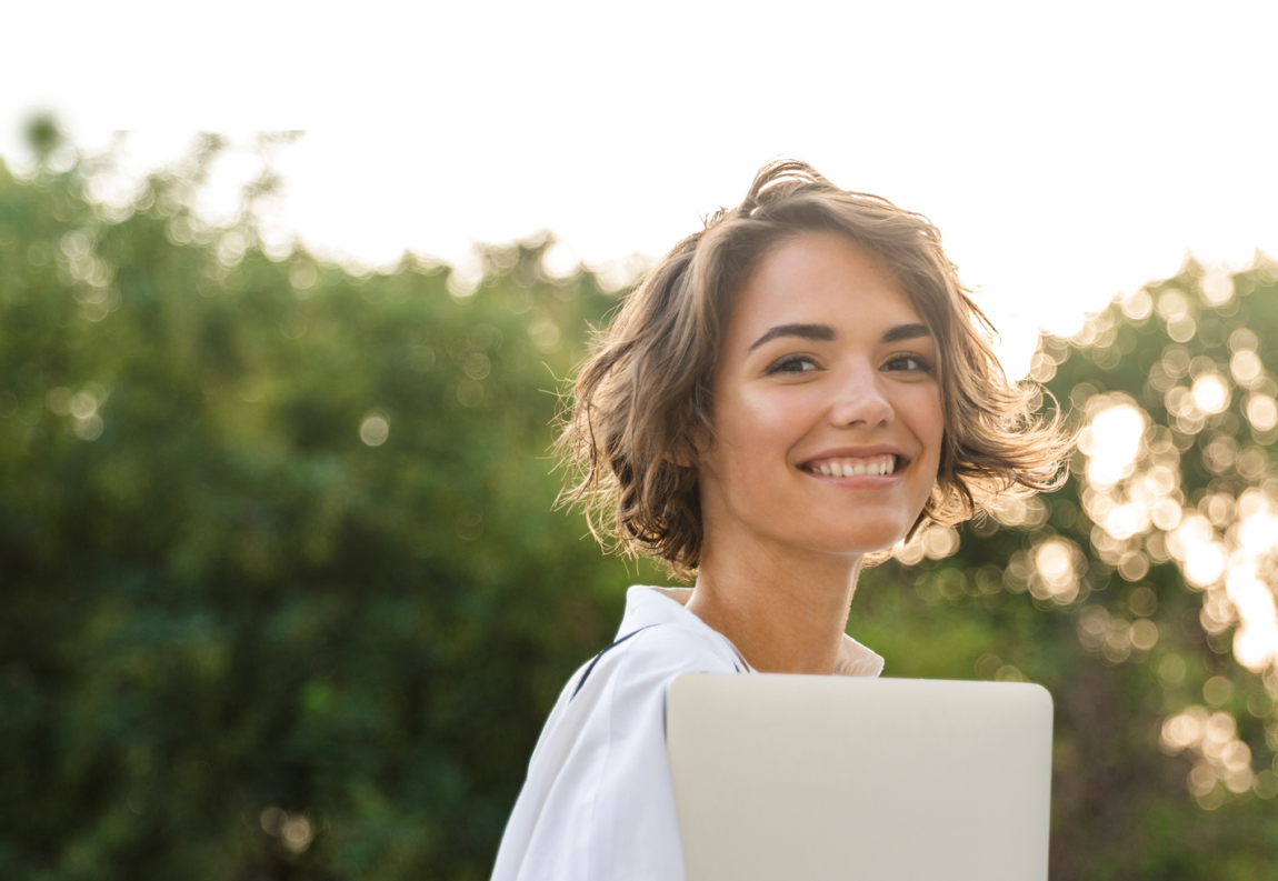 Jeune femme portant un ordinateur portable